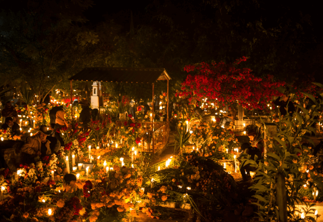 Personas visitan las tumbas de sus muertos en Oaxaca. (EFE)