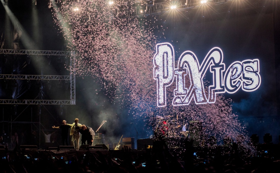Pixies ofrece una noche vibrante en el Zócalo de la CDMX