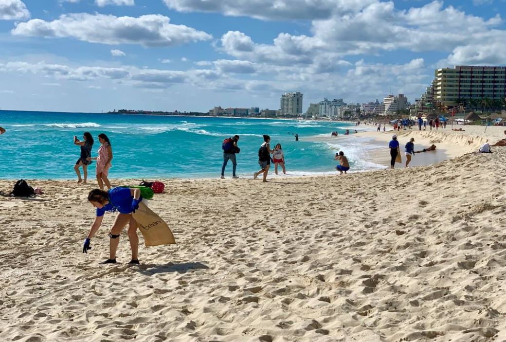 Cancún se suma a misión de ‘4Ocean’ para limpiar playas