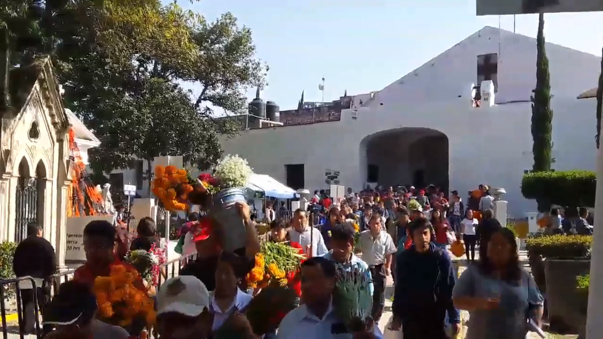 Población de Puebla visita 410 panteones en Día de Muertos