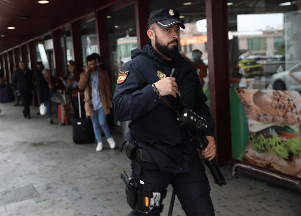 Policía español en estación de tren. (Reuters) 
