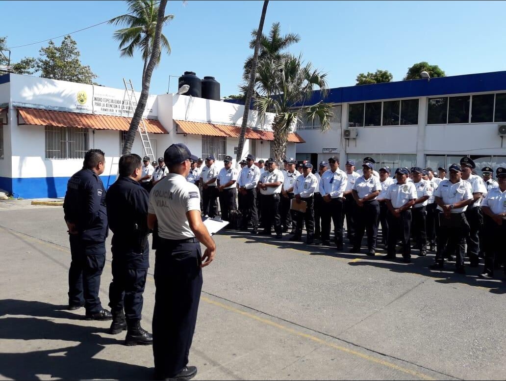 Policías de Acapulco reciben armas de cargo, tras mes de revisión