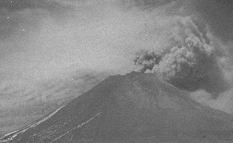Popocatépetl emite exhalación y provoca columna de 1,500 metros (Twitter @Popocatepetl_MX)