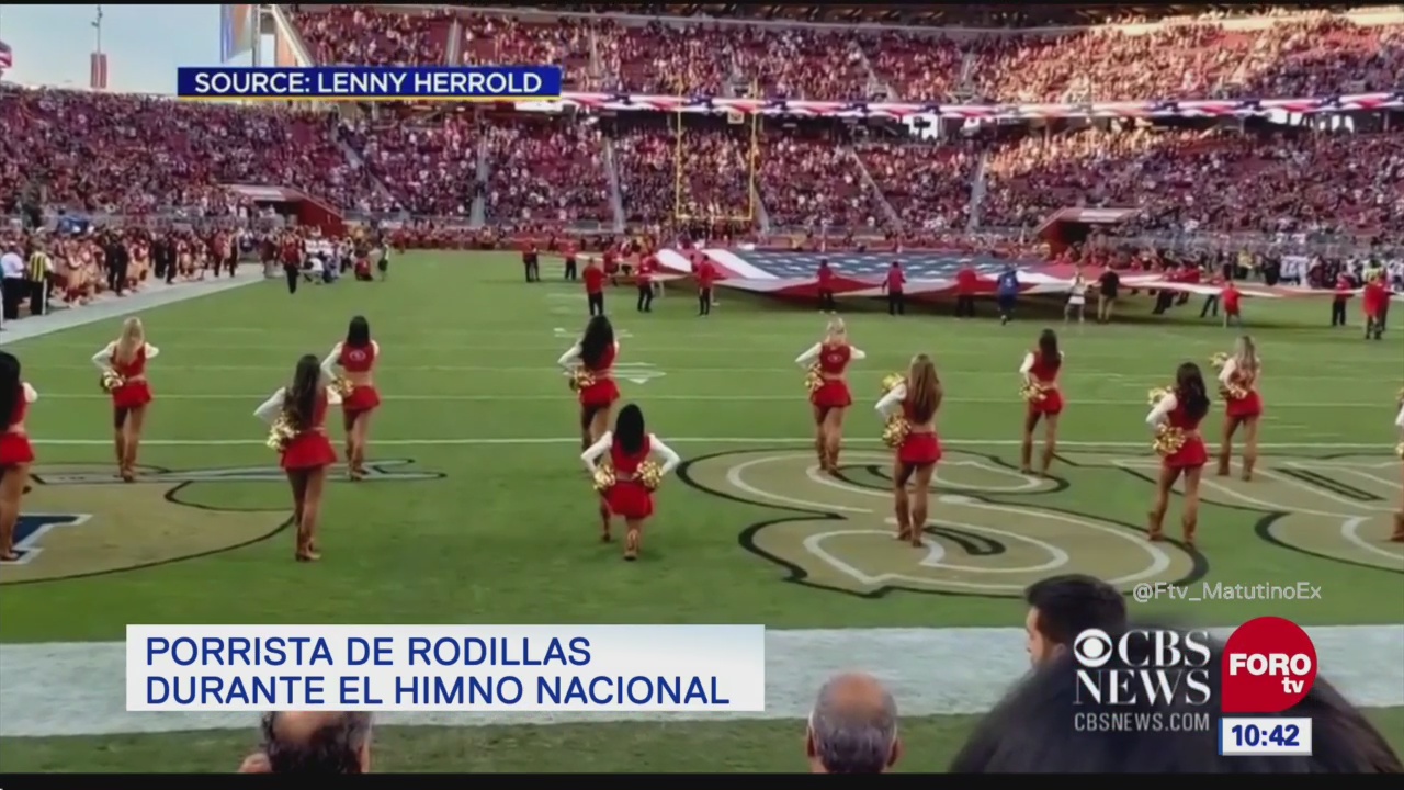 Porrista de NFL se pone rodillas durante himno nacional
