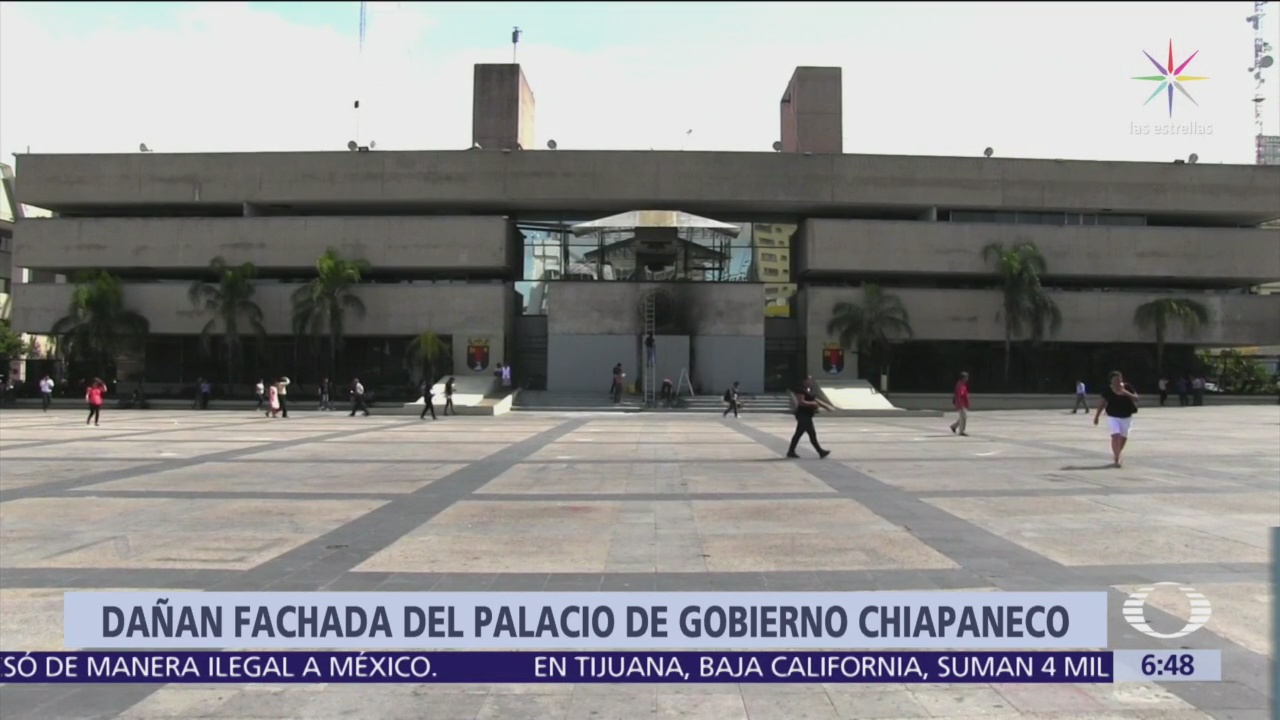 Presuntos normalistas vandalizan el Palacio de Gobierno en Tuxtla Gutiérrez