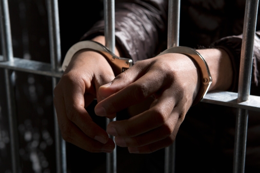 Condenan a padrastro a casi 30 años de prisión por violación