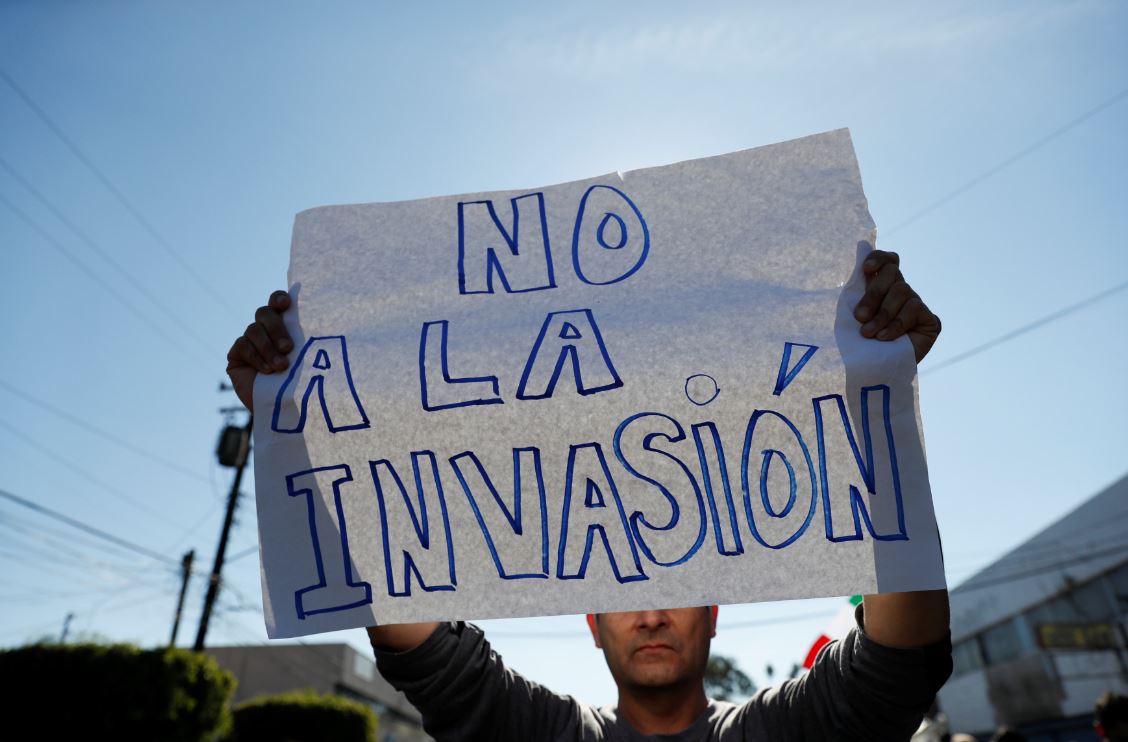 Migrantes centroamericanos enfrentan apoyos y repudio en Tijuana