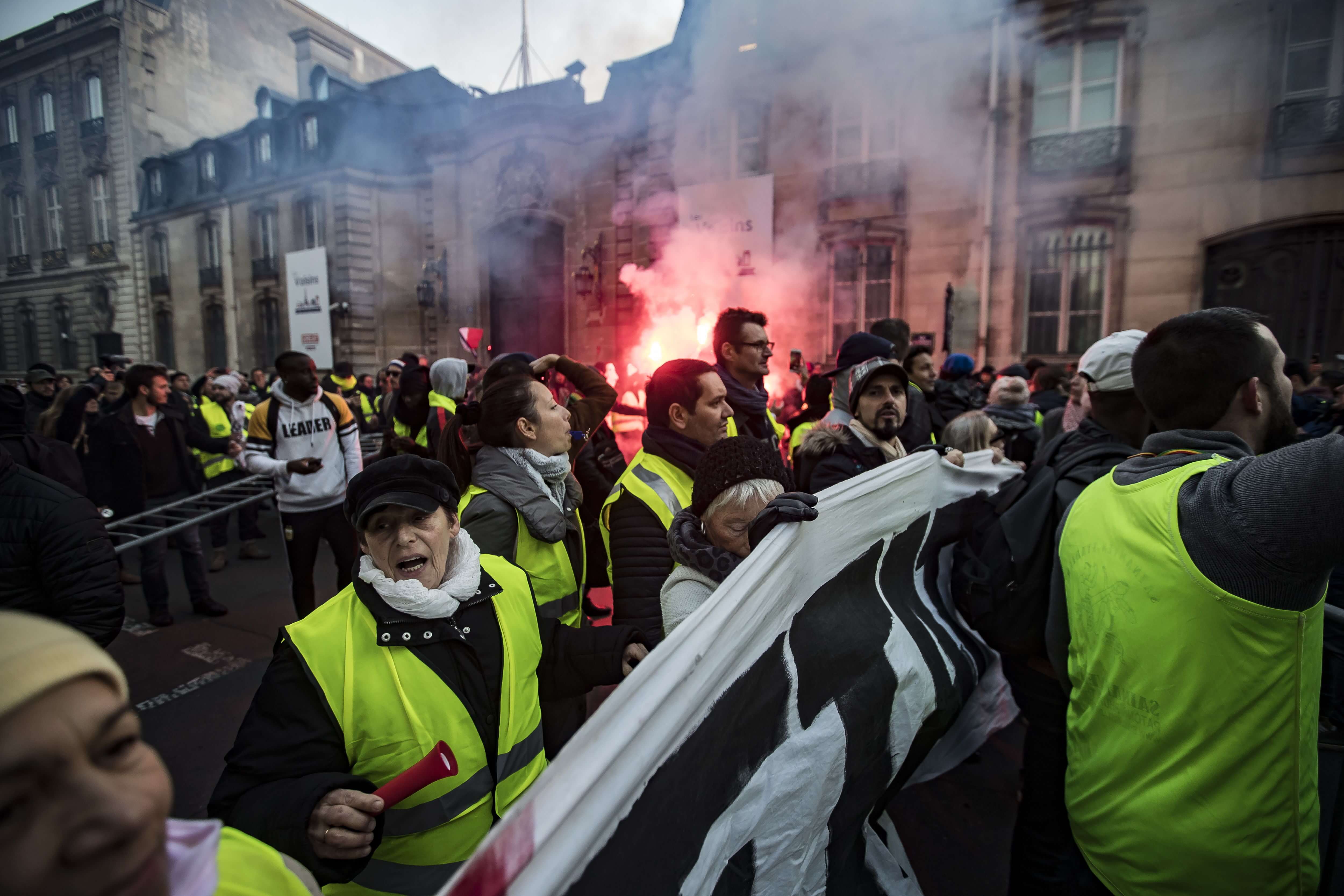 Francia: 227 heridos y 117 detenidos tras protestas contra gasolinazo