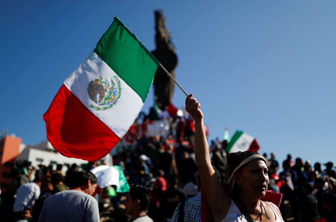 Marchan a favor y en contra de los migrantes en Tijuana