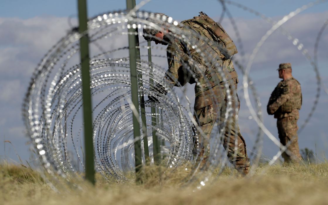 Militares de EU colocan alambre de púas en Nogales por caravana de migrantes
