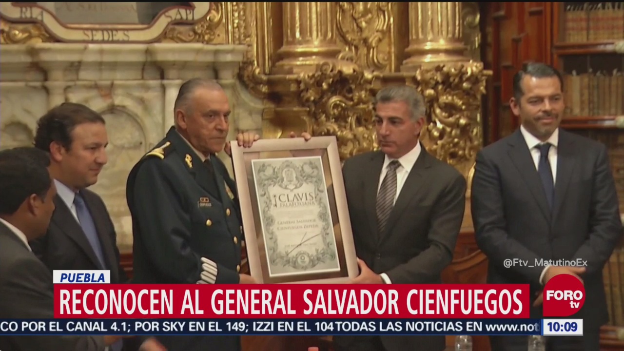 Reconocen a Salvador Cienfuegos en Puebla