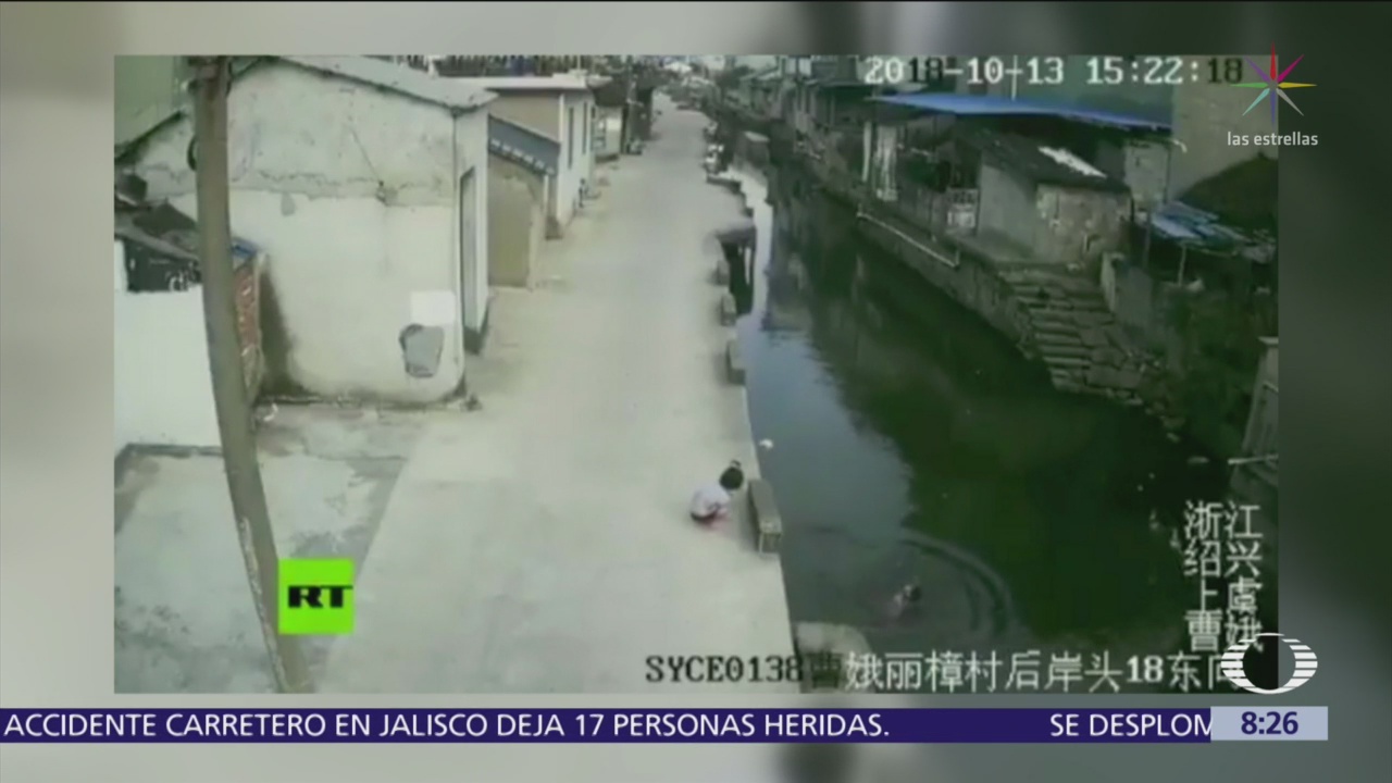 Repartidor salva a niño que cae a canal de agua en China
