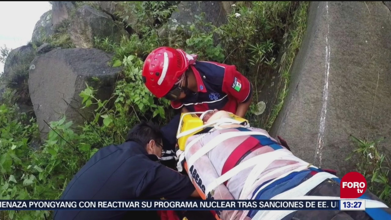 Rescatan a hombre que cayó a un barranco en Estado de México
