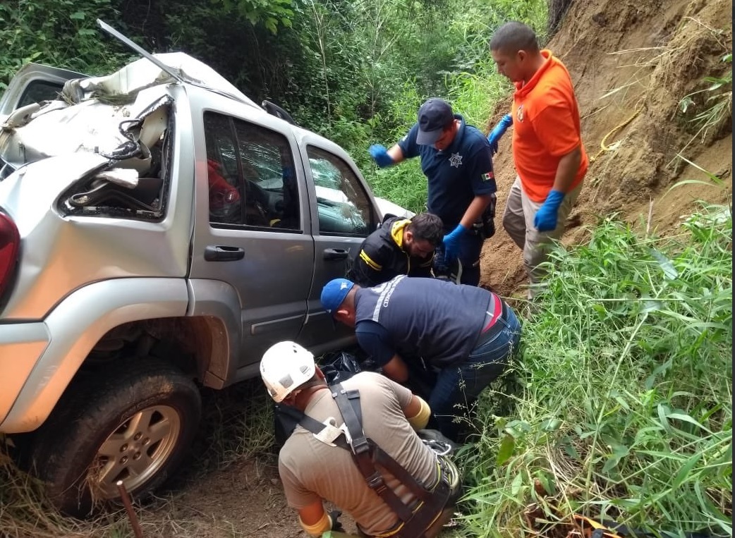 Rescatan cuerpo de mujer que cayó a barranco en carretera Zapotlanejo-Guadalajara