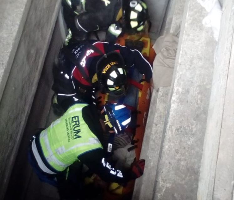 Rescatan a mujer que cayó a una cripta de tres metros de profundidad