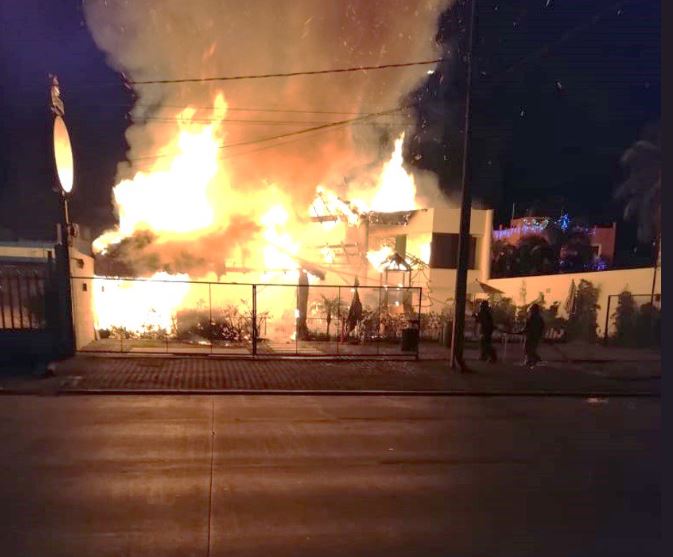 Se incendia restaurante en la zona Diamante de Acapulco
