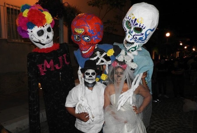 ‘Resurrección de los muertos’ sorprende a turistas en Mazatlán