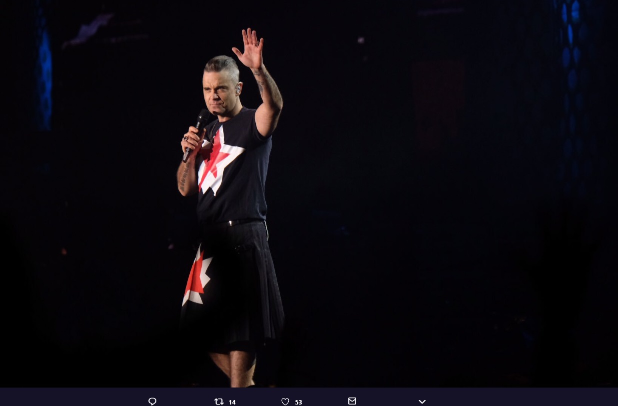 Robbie Williams rinde homenaje a su padre y llena al público
