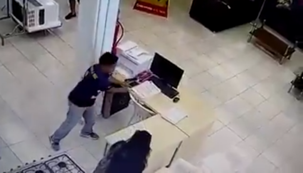 Madre incita a menor a robar celular en una plaza comercial en Querétaro