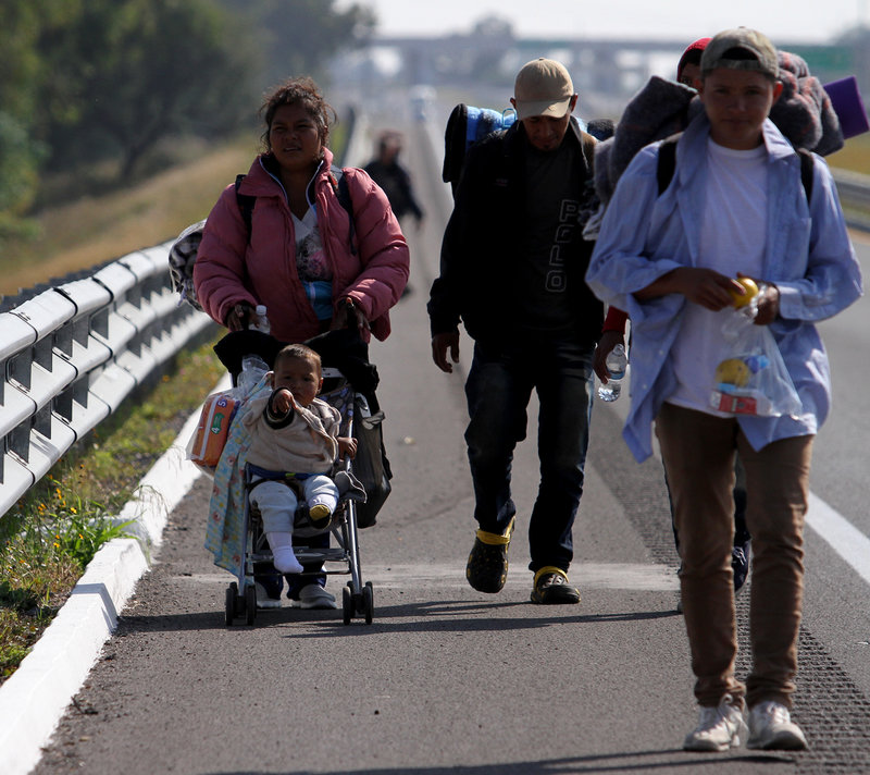 Segunda caravana migrante llega a Puebla; habilitan refugio en iglesia