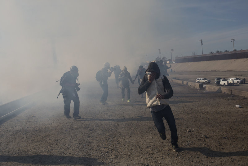 FOTOS Y VIDEOS: Patrulla fronteriza contiene paso de migrantes con gas lacrimógeno