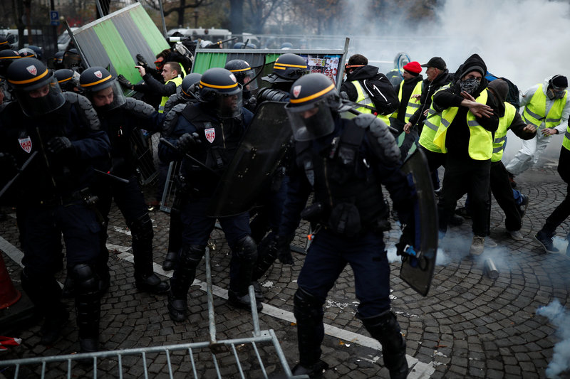 Policías y manifestantes se enfrentan en París en medio de protestas por ‘gasolinazo’