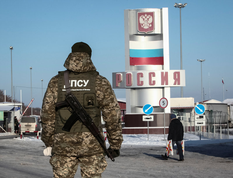 ucrania restringe acceso a rusos de entre 16 y 60 anos