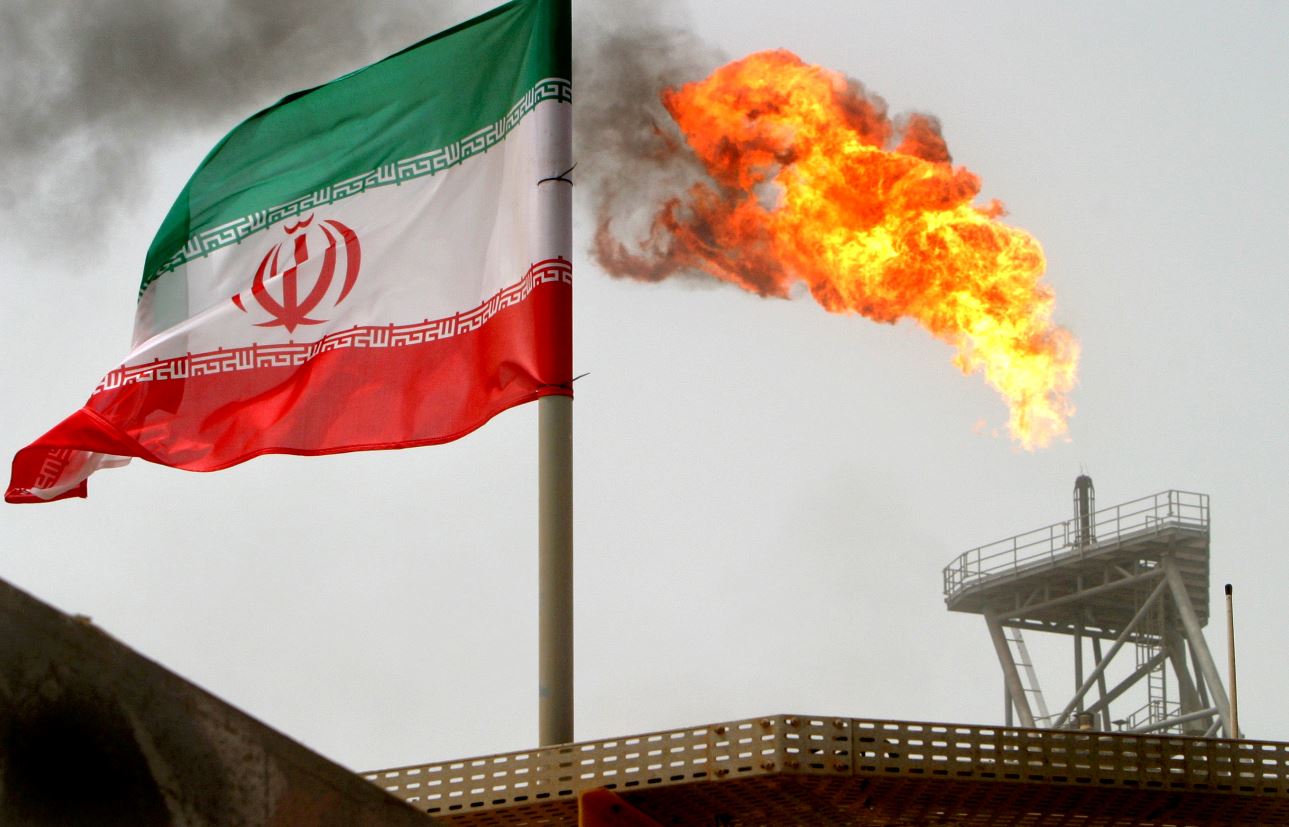 Entran en vigor sanciones de EU contra Irán, incluida venta de petróleo