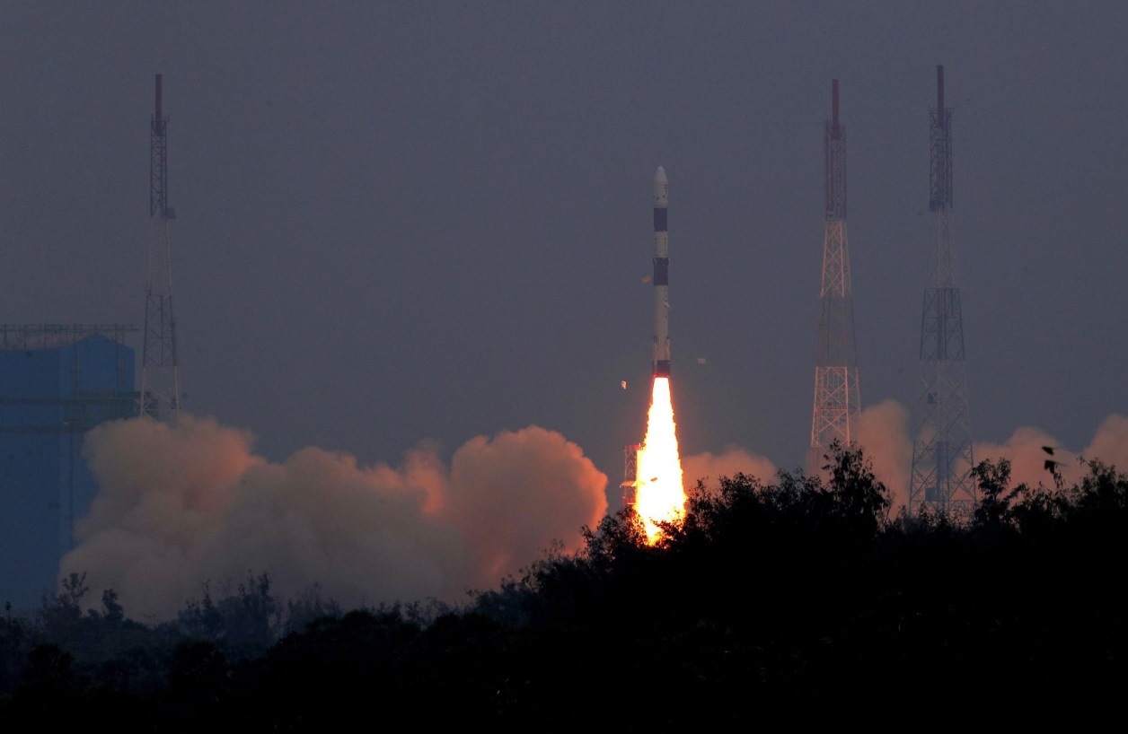 India lanza con éxito en un solo cohete 31 satélites
