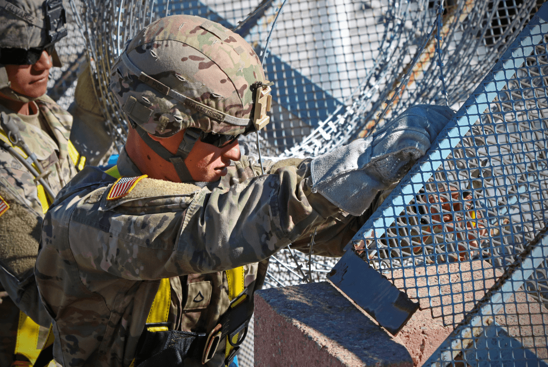 Soldados estadounidenses colocan alambre de púas en la frontera con México. (Reuters) 