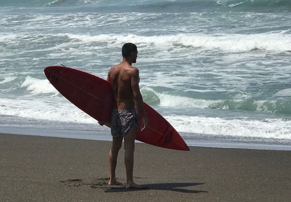 Surfistas disfrutan de las olas en playa de Colima