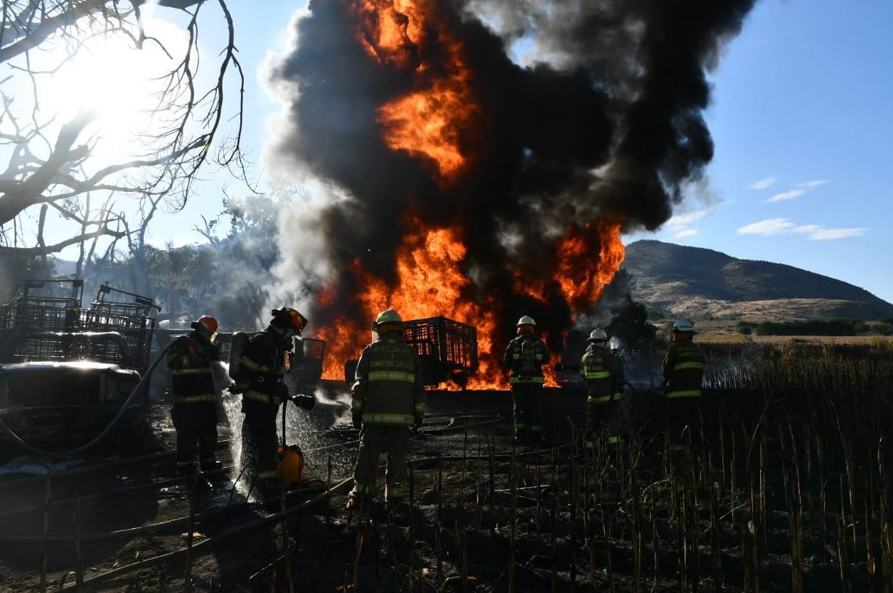 Incendio por toma clandestina consume ocho autos en Tlajomulco, Jalisco