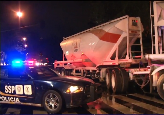 El conductor de una pipa con doble contenedor perdió el control del vehículo y chocó contra un semáforo Río de la Loza 