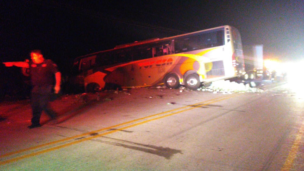 Mueren conductores de camión de pasajeros y tráiler tras choque en Sonora