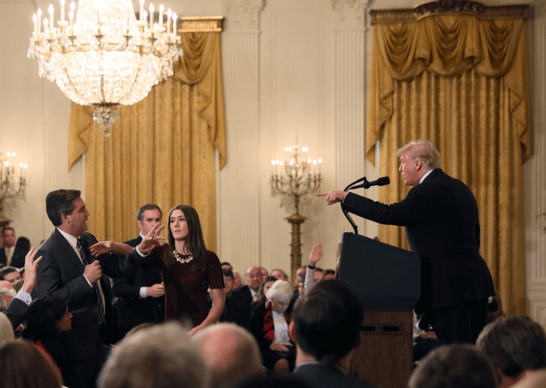 Trump confronta a periodista durante rueda de prensa. (Reuters)