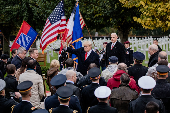 Trump rinde homenaje a soldados estadounidenses muertos