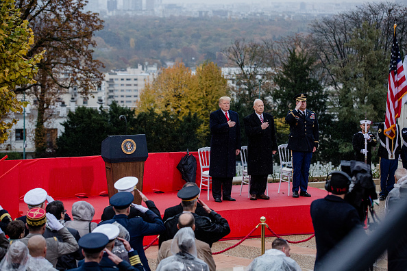 Trump rinde homenaje a soldados estadounidenses muertos