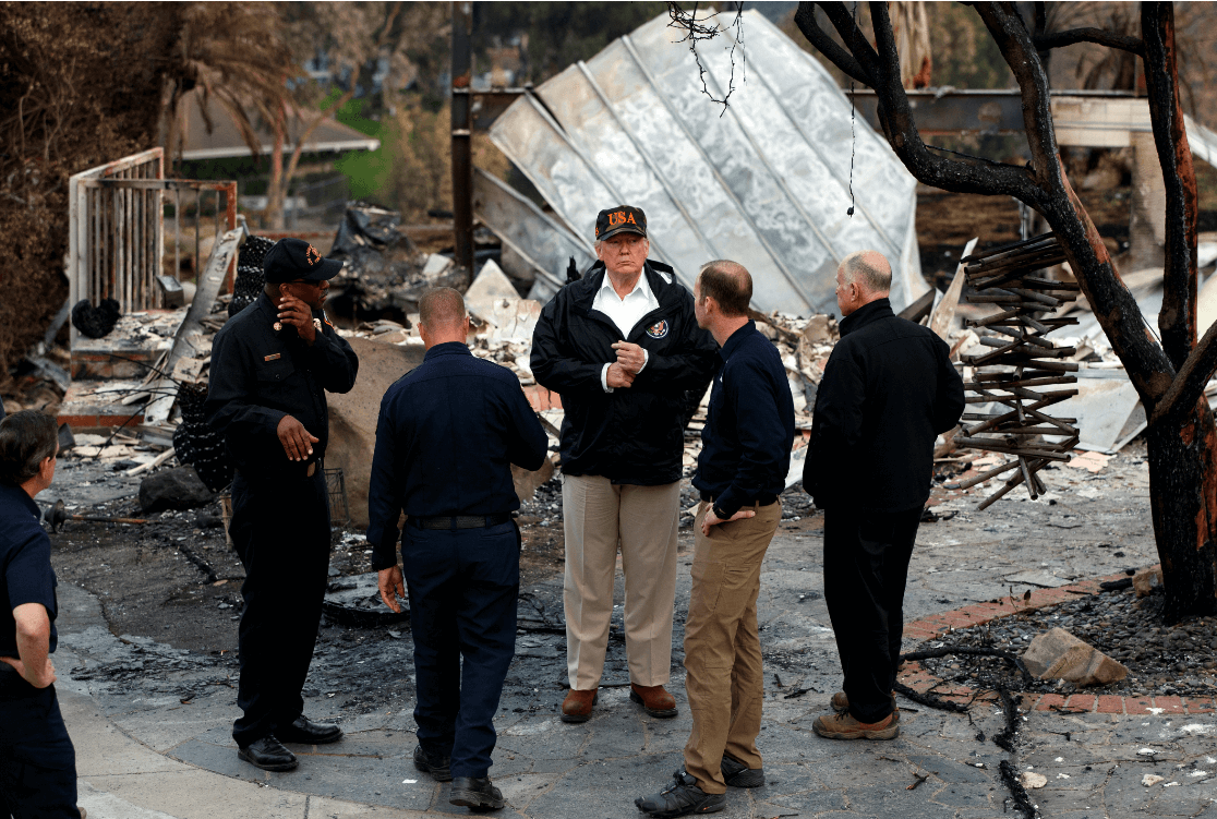 Trump visitó la zona afectada por incendios en California. (AP)