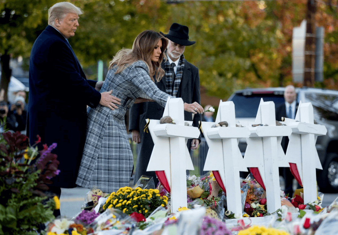 Trump y Melania depositaron flores en honor a las víctimas de masacre en Pittsburgh. (AP) 