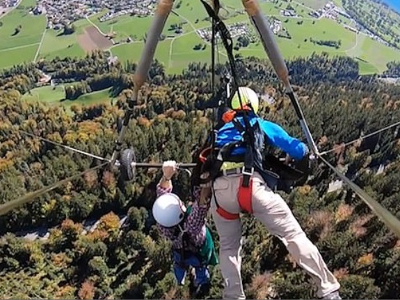 Turista vuela sin arnés en vuelo de ala delta en Suiza