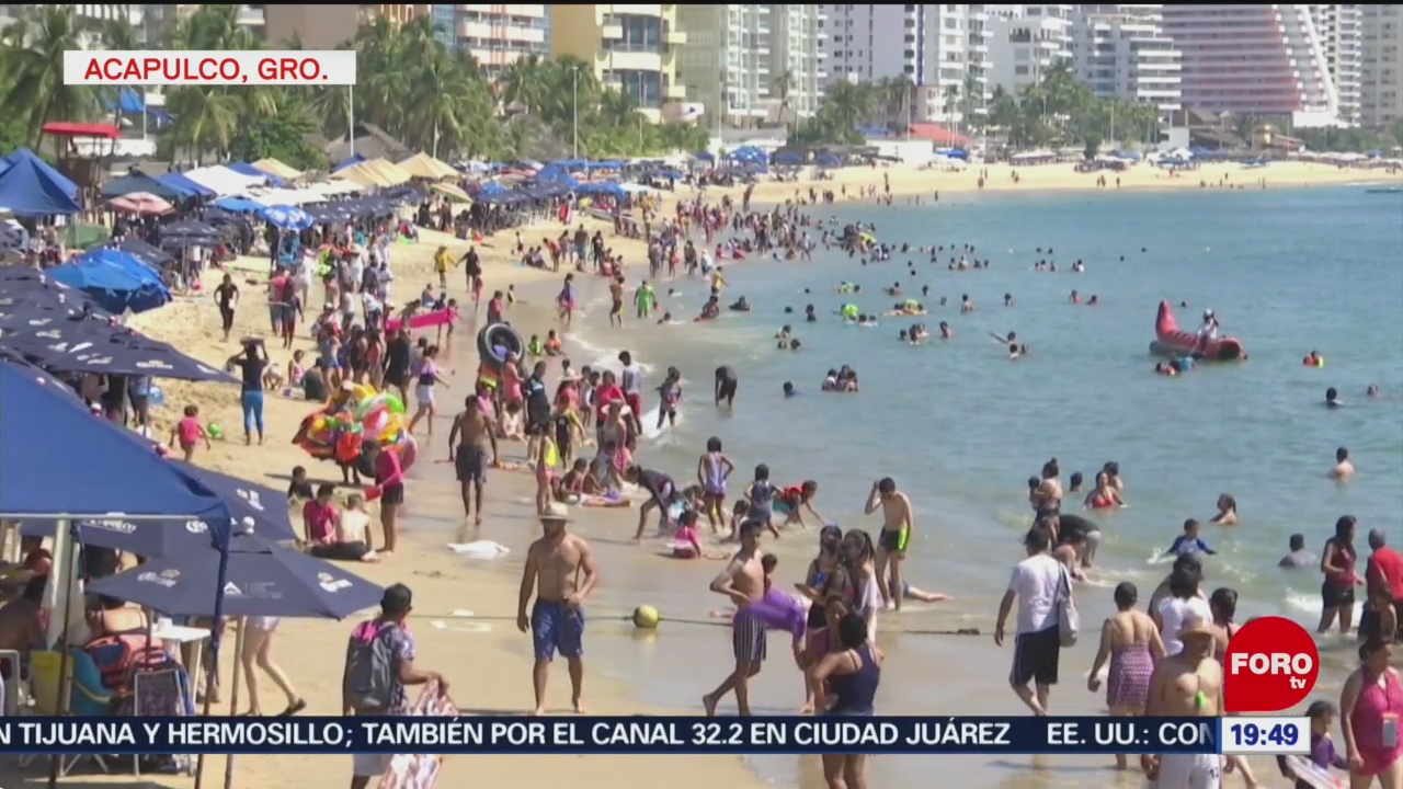 Turistas disfrutan de playas de Acapulco, Guerrero