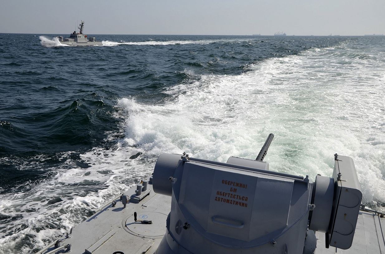 Ucrania acusa a Rusia de disparar a uno de sus buques