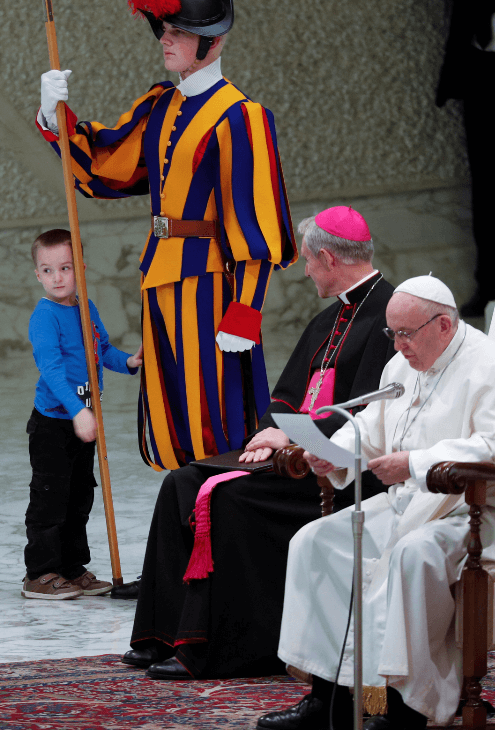 Un niño ‘indisciplinado’ se roba las miradas durante audiencia del papa