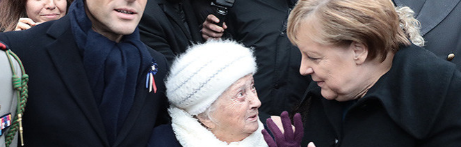 Una anciana confunde a Merkel con la esposa de Macron
