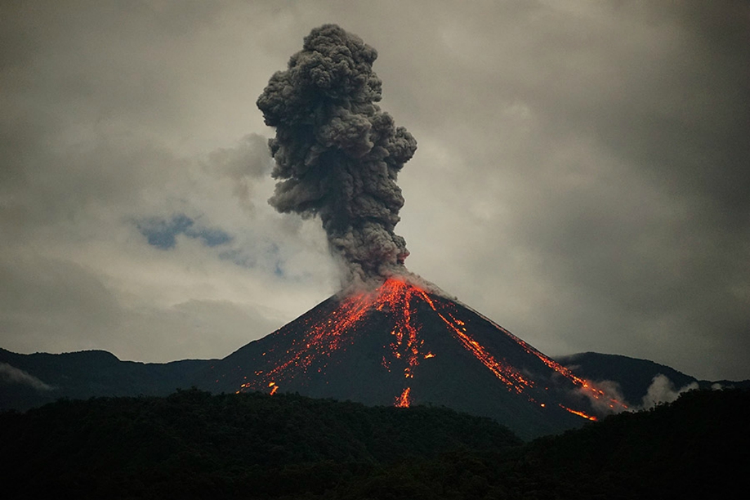 Una de las impresionantes imagenes de la erupción más reciente del volcán Reventador, cercano a Quito, la capital de Ecuador (Razon)