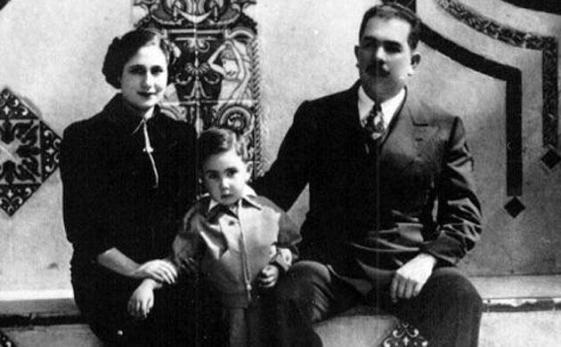 Una fotografía de Lázaro Cárdenas, Amalia Solórzano y su hijo Cuauhtémoc en la residencia oficial de Los Pinos (Revista Replicante)