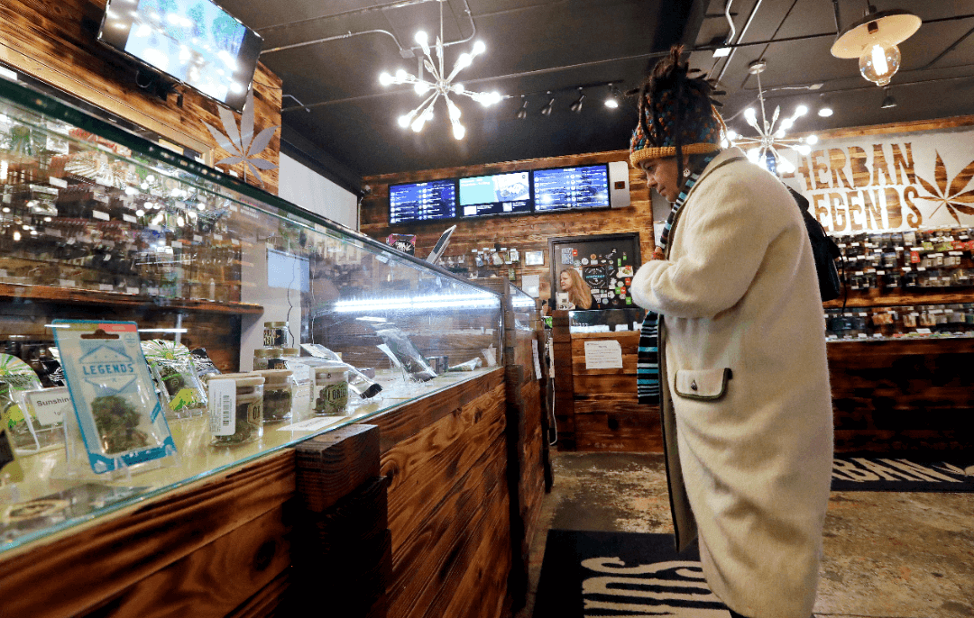 Una mujer compra productos en una tienda de marihuana en Seattle. (AP, archivo)