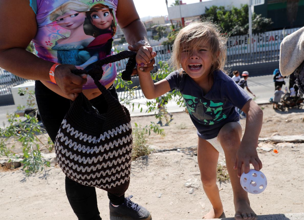 Una niña migrante de Honduras, parte de la caravana migrante, llora después de escapar de gas lacrimógeno arrojado por la patrulla fronteriza de Estados Unidos (Reuters)