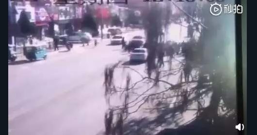 Vehículo atropella a niños en China; hay 5 muertos y 18 heridos