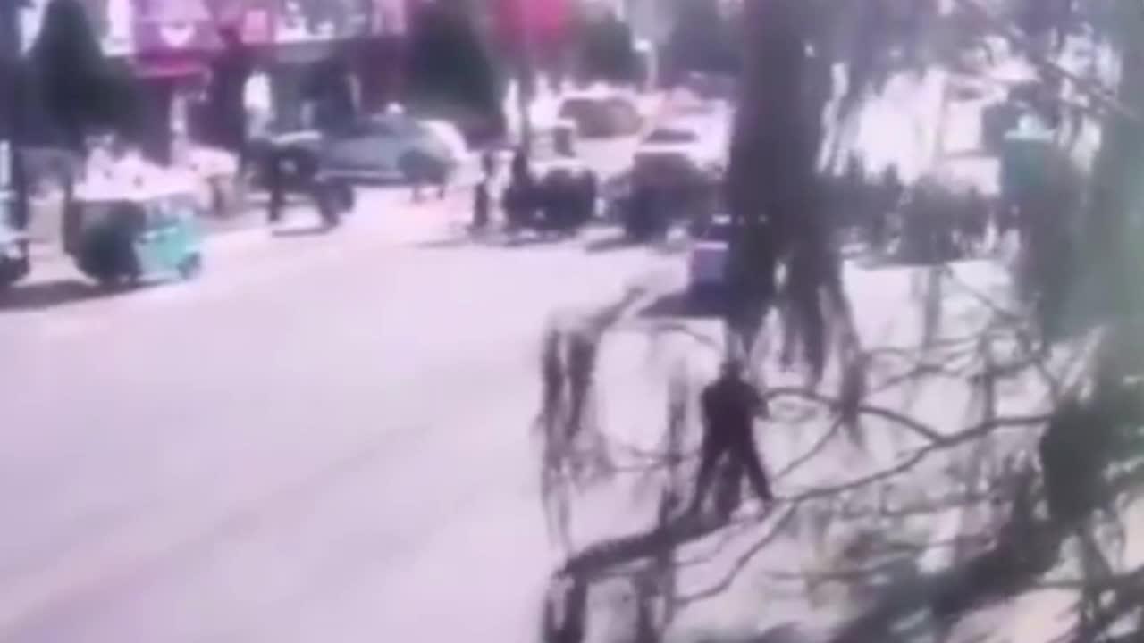 VIDEO: Auto atropella a grupo de niños afuera de la escuela
